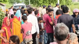 मझौलिया में घटना स्थल पर जुटी स्थानीय लोगों की भीड़। जागरण