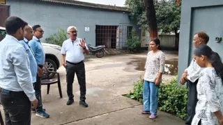 पौधे तैयार करने में लगी युवतियों से बात करते कार्यपालक अध्यक्ष आरके तिवारी। सौ. प्रबंधन