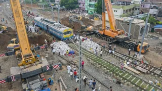 मालदा मंडल ने 200 से अधिक कामगारों, क्रेन व पोकलेन की मदद से बिछाए 12 आरसीसी बॉक्स और 11 स्लैब सेगमेंट