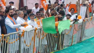 दानापुर निशुल्क फेरी सेवा को झंडा दिखाकर रवाना करते मुख्यमंत्री उपमुख्यमंत्री एवं सहकारिता मंत्री। फोटो जागरण