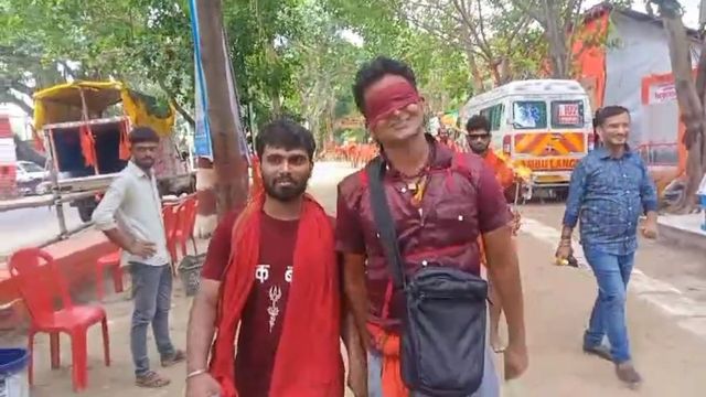 'दुनिया में किसी को नहीं देखना, बस बाबा के करने हैं दर्शन'; आंखों पर पट्टी बांध भोलेबाबा को देखने न‍िकले श‍िवभक्‍त
