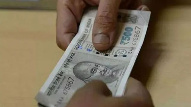 गाजियाबाद में 30 हजार की वसूली करने वाला सिपाही सस्पेंड, वीडियो वायरल होते ही कमिश्नर ने लिया एक्शन
