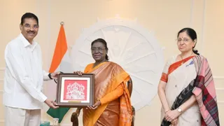 राज्यपाल ने राष्ट्रपति को भेंट किए सांस्कृतिक उपहार। फोटो जागरण