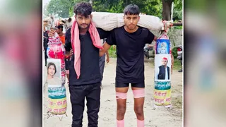 अखिलेश यादव व डिंपल यादव के चित्र लगी कांवड़ लेकर गुजरते मैनपुरी के कांवड़िए जागरण