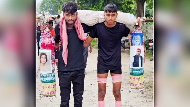 अनोखी भक्ति: कांवड़ पर अखिलेश-डिंपल की फोटो, हरिद्वार से गंगाजल ला रहे सपा समर्थकों का मन्नत जान चौंक जाएंगे लोग