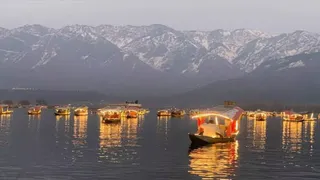 जम्मू-कश्मीर में अनुच्छेद 370 के बाद का नया दौर: खून-खराबे से विकास की ओर।