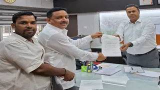 धनबाद डीआरएम को ज्ञापन साैंपते जदयू जिलाध्यक्ष पिंटू सिंह। (फोटो साैजन्य)