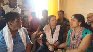 परिजन से मिलते मंत्री रामकृपाल यादव। (जागरण)