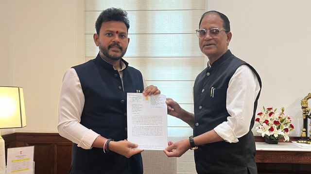 बिहार के गोपालगंज से जल्द उड़ेगा विमान, सबेया एयरफील्ड चालू कराने के लिए मंत्री से मिले MP डॉ. सुमन
