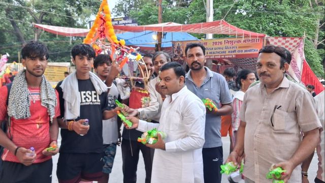 रुड़की में मुस्लिम समुदाय ने कांवड़ यात्रियों पर बरसाए फूल, दिया राष्ट्रीय एकता और सौहार्द का संदेश
