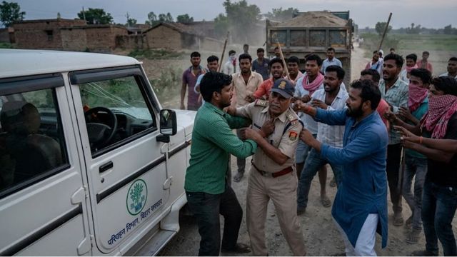 किशनगंज में सरकारी गाड़ी रोक MVI पर हमला, बालू माफियाओं की भीड़ ने की मारपीट
