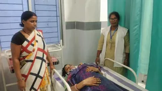 पूर्णिया के स्वास्थ्य केंद्र में कम वजन वाले नवजात शिशु को कंगारू मदर केयर (KMC) विधि से गर्माहट देती महिला।