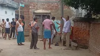 सतगावां के माधोपुर में संदिग्धों के घरों के आसपास जुटे लोग। (जागरण)