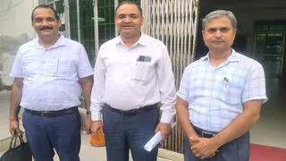 प्रयागराज में राष्ट्रीय शैक्षिक महासंघ उप्र माध्यमिक संवर्ग ने पदाधिकारियों ने शिक्षा सेवा चयन आयोग सचिव को सौंपा ज्ञापन।