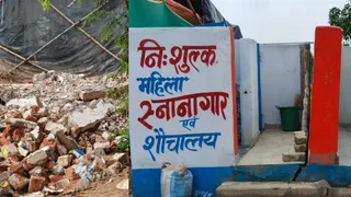 मुंगेर में आस्था की डगर पर लूट, एक शौचालय ध्वस्त; दूसरा गिरने की कगार पर