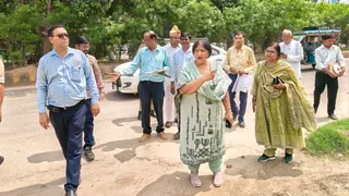 इंदिरापुरम में ग्रीन बेल्ट का निरीक्षण करती मेयर सुनीता दयाल। सौ. मेयर प्रतिनिधि