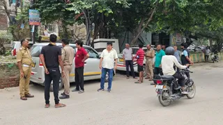 इंदिरापुरम के न्याय खंड- एक में सड़क से वाहन हटवाती पुलिस। सौ. सुधी पाठक