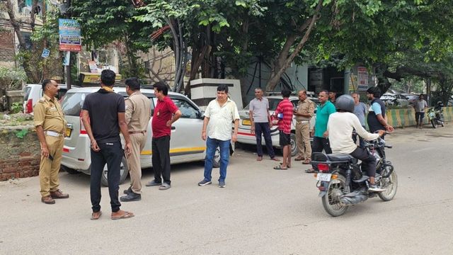 इंदिरापुरम में अभियान चलाकर हटाया कब्जा, सड़क से लेकर फुटपाथ पर अतिक्रमण से परेशान थे लोग