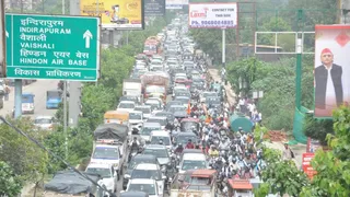 राजनगर एक्सटेंशन के मुख्य मार्ग पर लगा भीषण जाम। जागरण