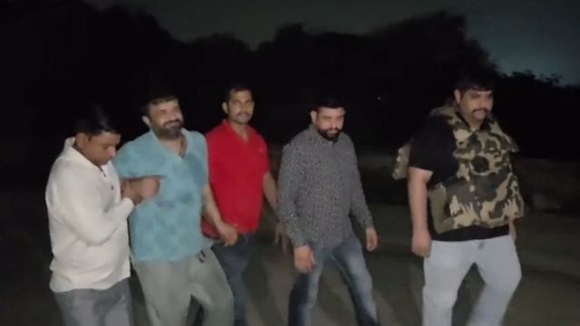 दिल्ली में नीरज बवाना-नवीन बाली गैंग का बदमाश मुठभेड़ के बाद गिरफ्तार, पैर में गोली लगने के बाद दबोचा
