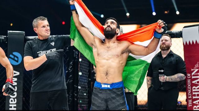 कश्मीरी फाइटर ओवैस याकूब ने एमएमए में ‘अजेय’ गोर्गीव को हराकर रचा इतिहास