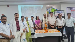 आई बैंक में नेत्रदान करने वालों के स्वजन के सम्मान में आयोजित समारोह की शुरुआत करते अधीक्षक, प्रभारी प्राचार्या व अन्य।