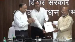 मंत्री रत्नेश सादा ने दिया नियुक्ति पत्र। (सोशल मीडिया)