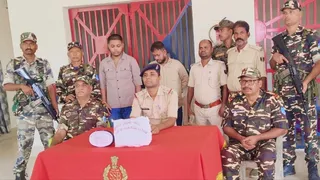 बांग्लादेशी नागरिकों की गिरफ्तारी के बाद पुलिस और SSB के जवान। फोटो जागरण