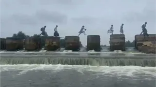 स्टॉप डैम पर छलांग लगाकर जाते बच्चे। (फोटो- जागरण)