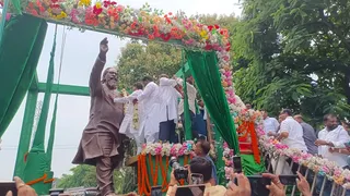 पाकुड़ में शिबू सोरेन की प्रतिमा पर माल्यार्पण करते अतिथि। (फोटो जागरण)