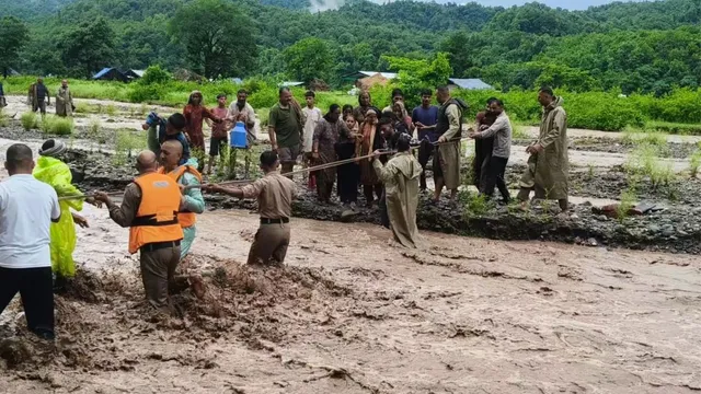 सिरमौर की कटासन खड्ड में बाढ़ में फंसे लोगों को रेस्क्यू करते पुलिस व होमगार्ड जवान।