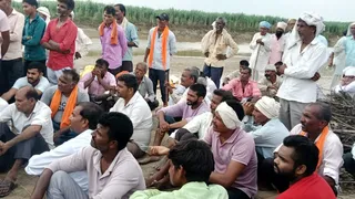 मांगों को लेकर प्रदर्शन करते लोग