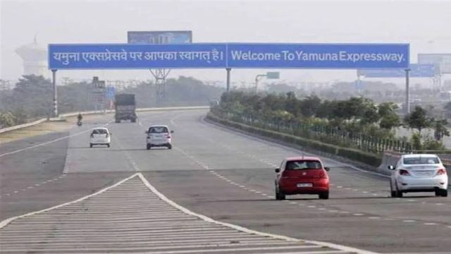 यमुना एक्सप्रेसवे पर चला अभियान, अलीगढ़ सीमा में RTO की कार्रवाई; 102 वाहनों के चालान