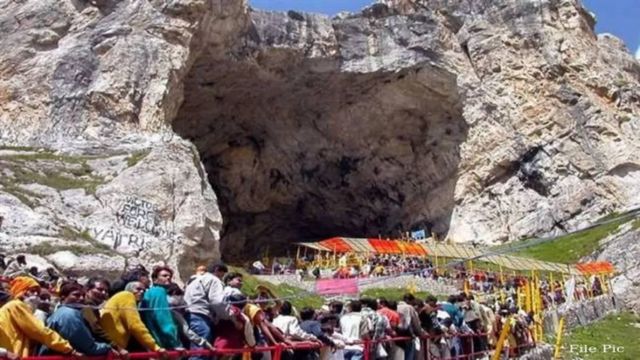 अमरनाथ यात्रा में अब घटने लगी श्रद्धालुओं की संख्या, मंगलवार को 3 हजार से अधिक भक्तों ने किए बाबा बर्फानी के दर्शन

