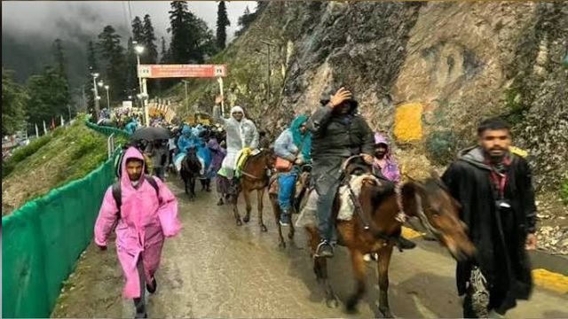 बालटाल से अमरनाथ यात्रा जारी, सोमवार को साढ़े सात हजार से अधिक श्रद्धालुओं ने किए दर्शन
