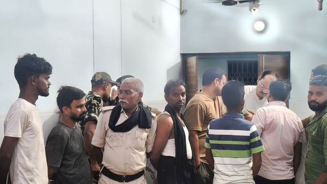 आरा में बालू घाट से लौट रहे मजदूरों की ऑटो रेलवे स्टेशन की दीवार से टकराई, दो की मौत