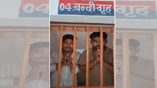 मुगलसराय पुलिस पर हमला करने वाले दो मुख्य आरोपी भाई गिरफ्तार।