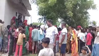 बलिया में पति ने मायके में पत्नी पर चाकू से किया जानलेवा हमला।