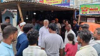 शव मिलने के बाद जुटी भीड़। जागरण