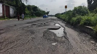 NH 27 में गड्ढे। फोटो जागरण