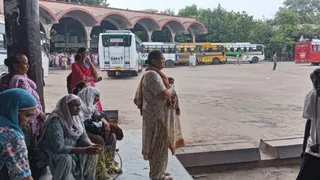 सरकारी बसों का चक्का जाम (फोटो: जागरण)