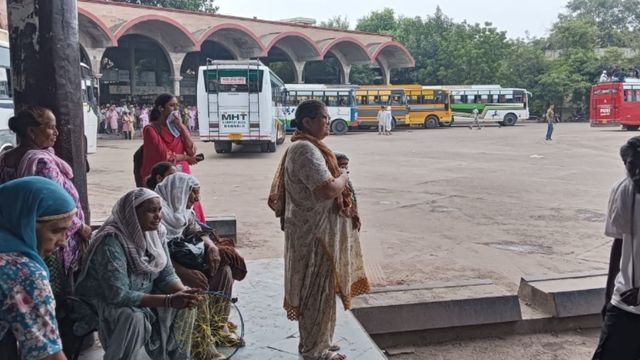मोगा में पनबस-PRTC कर्मचारियों की हड़ताल, 70 से ज्यादा सरकारी बसें बंद; यात्री बेहाल

