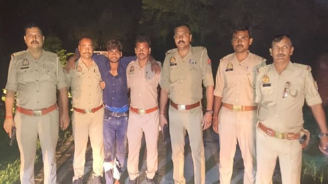 कौशांबी में मोबाइल छिनैती के आरोपित बदमाश ने पुलिस पर गोली चलाई, जवाबी फायरिंग में घायल, साथी फरार