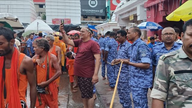 देवघर श्रावणी मेला 2026: नए फुटओवर ब्रिज का प्रयोग सफल, कम समय में अधिक कांवड़िये कर रहे भोलेनाथ को जलार्पण