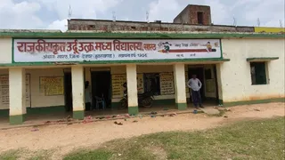 छात्राओं से पढ़वाए जा रहे बच्चे