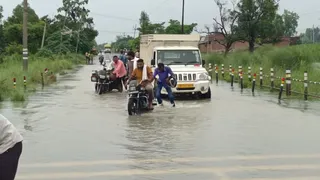बदायूं मार्ग पर बह रहा गंगा का पानी। जागरण