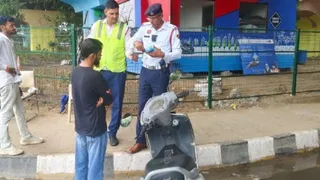 जांच के दौरान स्कूटी को जब्त करती ट्रैफिक पुलिस। सौ- पीआरओ