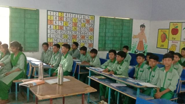 गिरिडीह के सरकारी स्कूलों में एमडीएम ठप होने की कगार पर, चावल और राशि के अभाव में 2.5 लाख बच्चों पर संकट