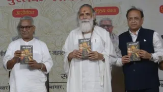 पुस्तक विमोचन के दौरान सहसरकार्यवाह डा. कृष्ण गोपाल व गीता मनीषी स्वामी ज्ञानानन्द महाराज। साथ में लेखक डा. मार्केंडेय आहूजा।