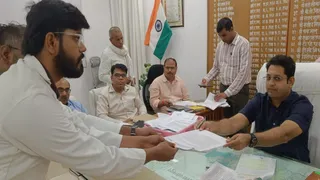 जौनपुर में इंटर्न डॉक्टरों ने मानदेय वृद्धि के लिए डीएम को सौंपा ज्ञापन।